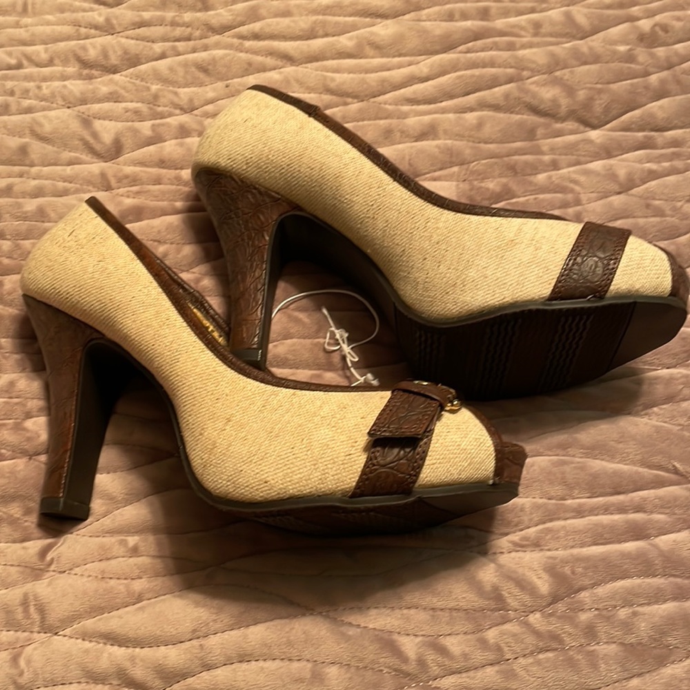 NWOT - peep toe heels